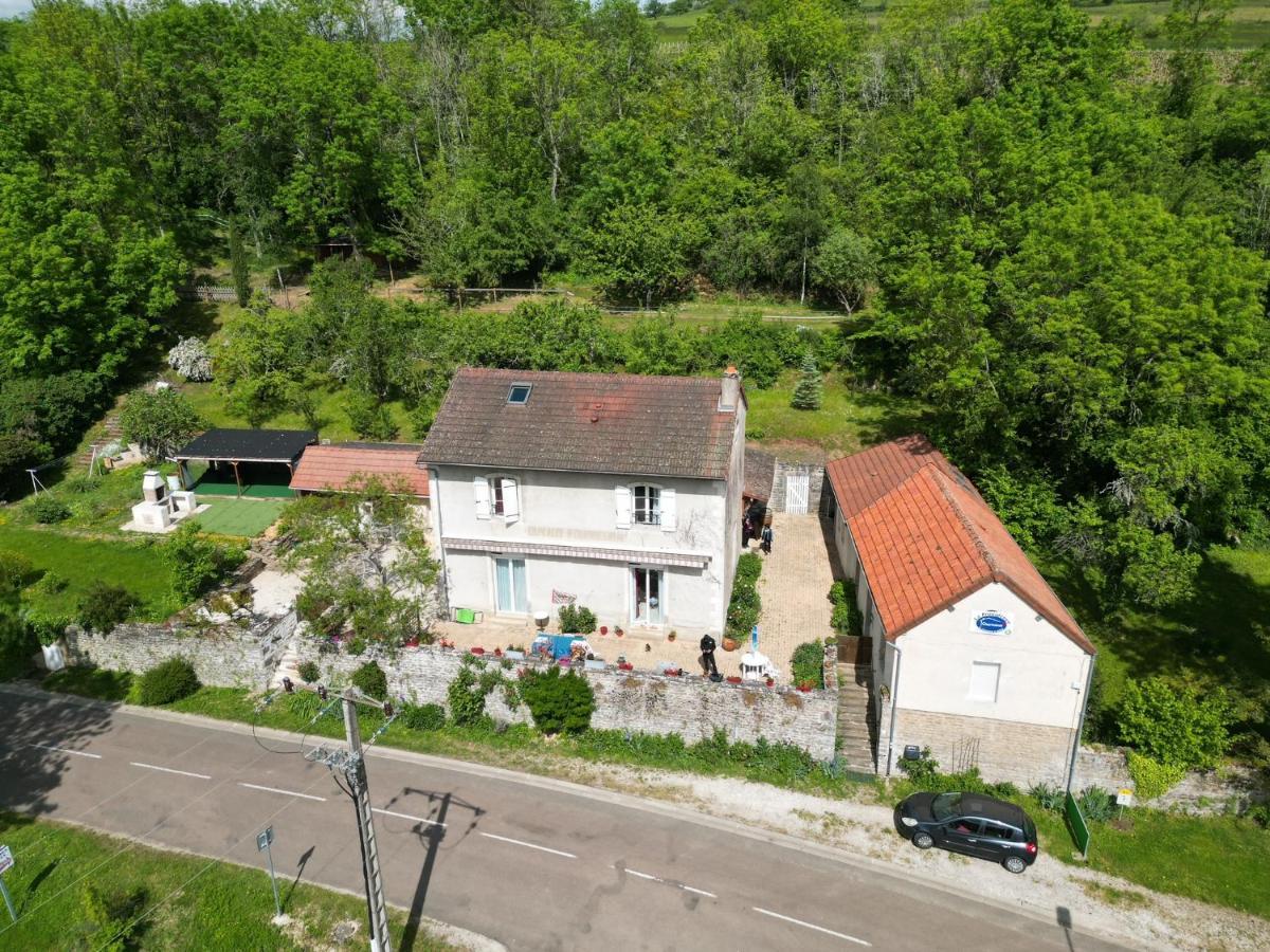 Gîte la Providence Saint-Sernin-du-Plain Exterior foto