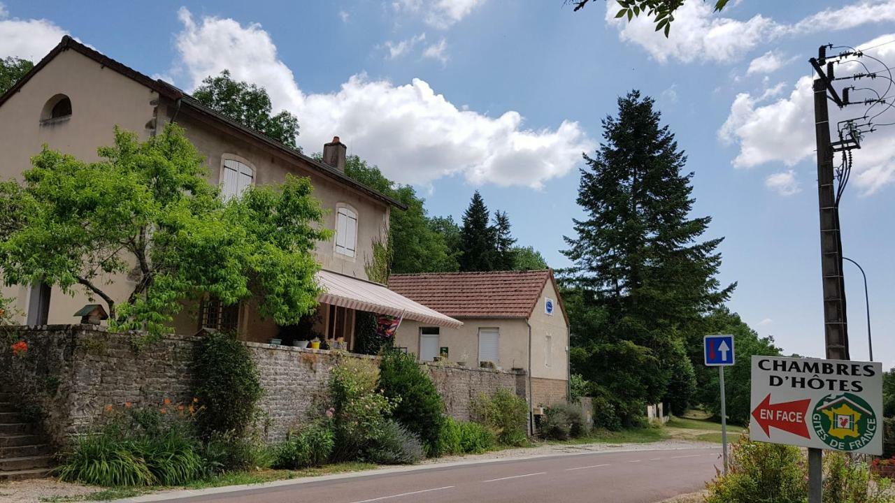Gîte la Providence Saint-Sernin-du-Plain Exterior foto